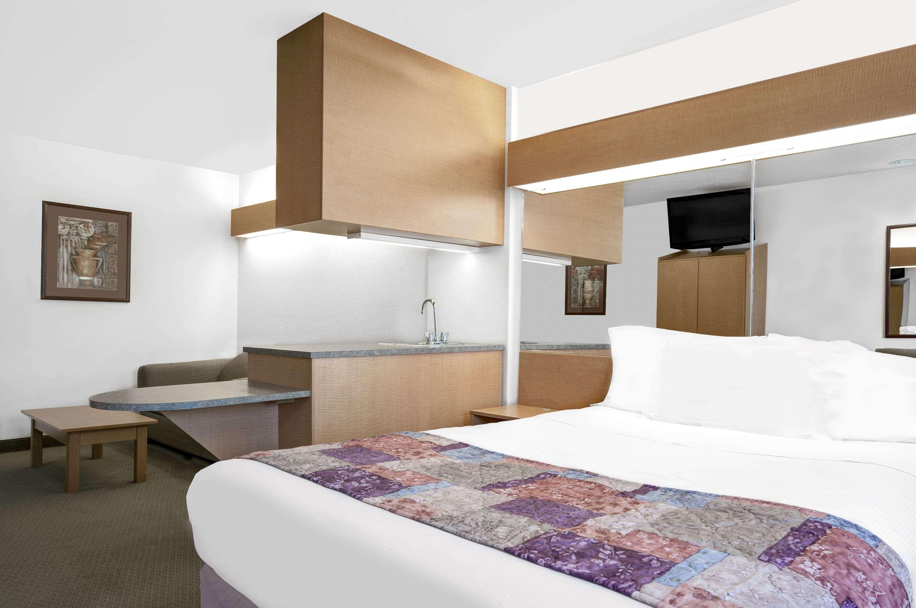 Microtel Inn & Suites By Wyndham Манкейто Экстерьер фото